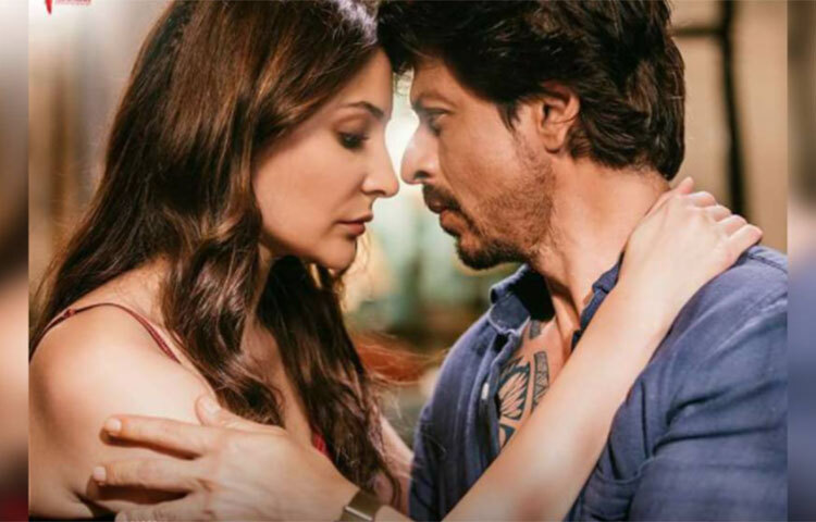 বেশ কিছুদিন আগে একটি সাক্ষাৎকারে এ নিয়ে কথা বলেছিলেন শাহরুখ। তার কাছে জানতে চাওয়া হয়, পর্দায় দেখা কোন জিনিসটা সবচেয়ে অবান্তর? ছবি: সংগৃহীত