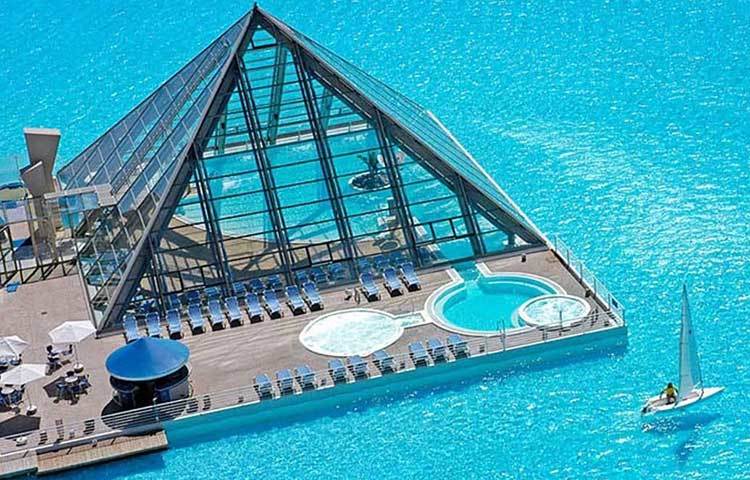 যে সুইমিংপুলে নৌকাও চলে