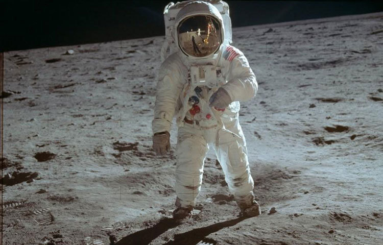 ৫০ বছর আগে প্রথম চাঁদে যাওয়ার ছবি দেখুন