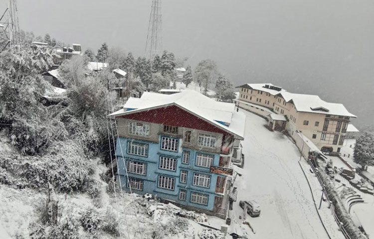 ১১ বছর পর বরফে ঢেকেছে দার্জিলিং