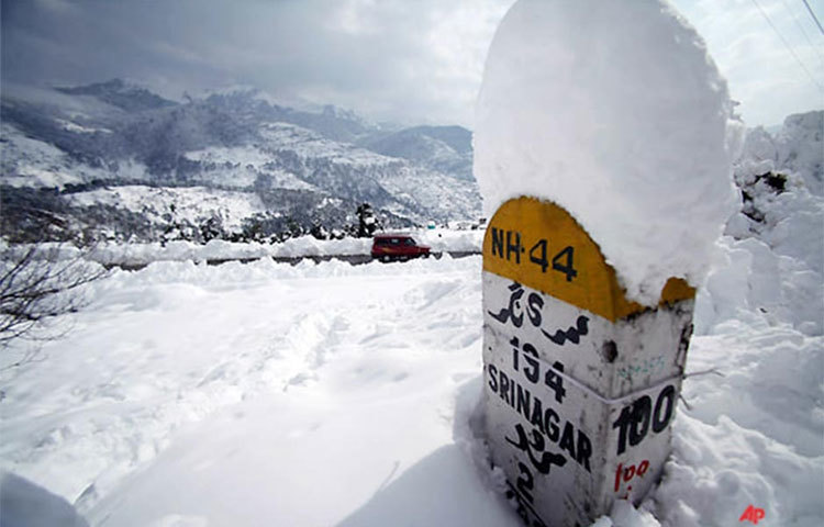 প্রচণ্ড শীতে কাশ্মীরের চোখজুড়ানো স্বর্গীয় দৃশ্য