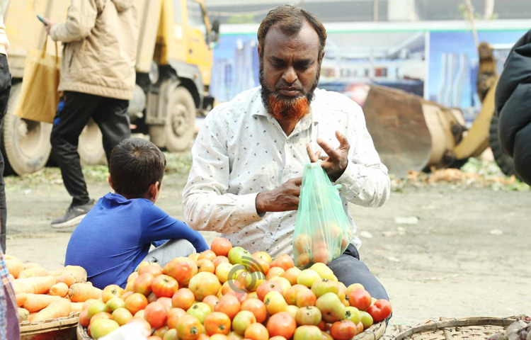 স্বস্তির খোঁজে কারওয়ান বাজারে ক্রেতাদের ভিড়
