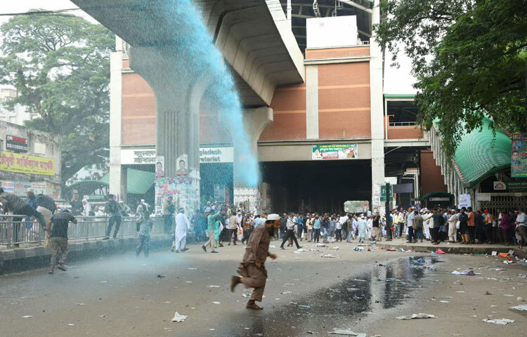 ছবিতে ছত্রভঙ্গ শিক্ষকরা