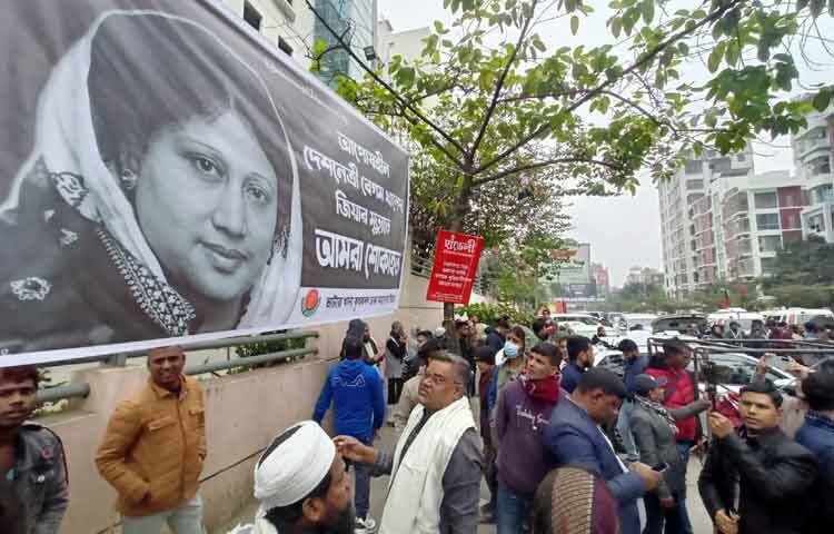 এভারকেয়ারে ছবি ও কালো পতাকা হাতে নেতাকর্মীরা