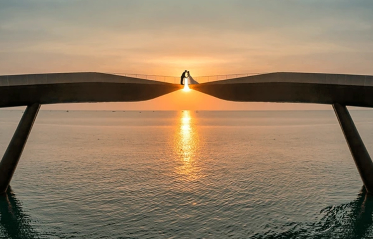 চুমু খাওয়ার জন্য বানানো হয়েছে যে সেতু