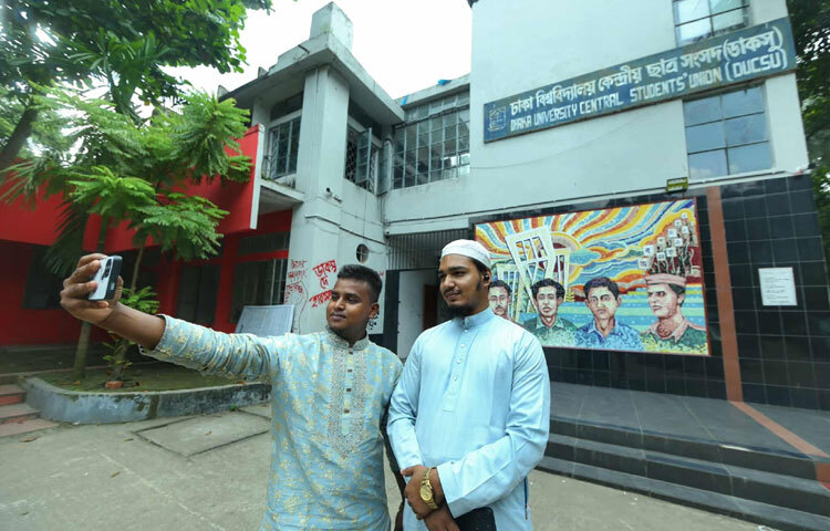 ছবিতে ডাকসু ভবনের প্রস্তুতি