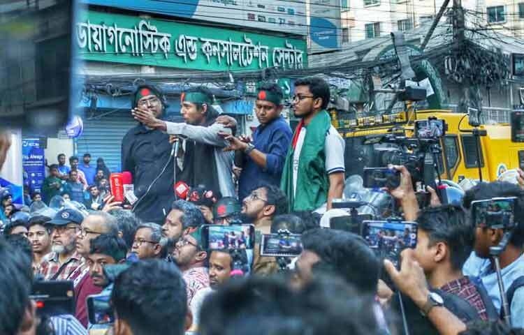 লং মার্চ থামল ব্যারিকেডে, বাড়ল যানজট ও ভোগান্তি