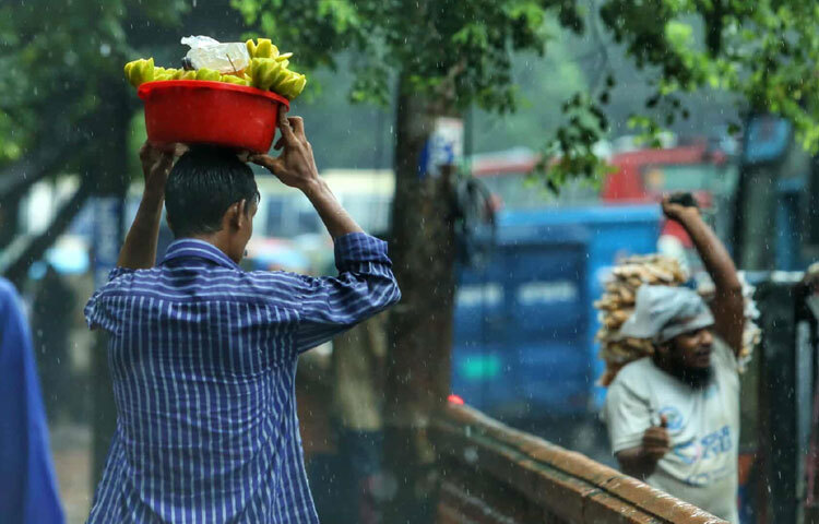 বৃষ্টি মানেই ফুটপাতের দুঃখগাথা