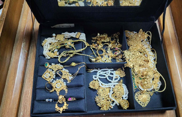 ছবিতে শেখ হাসিনা গয়না