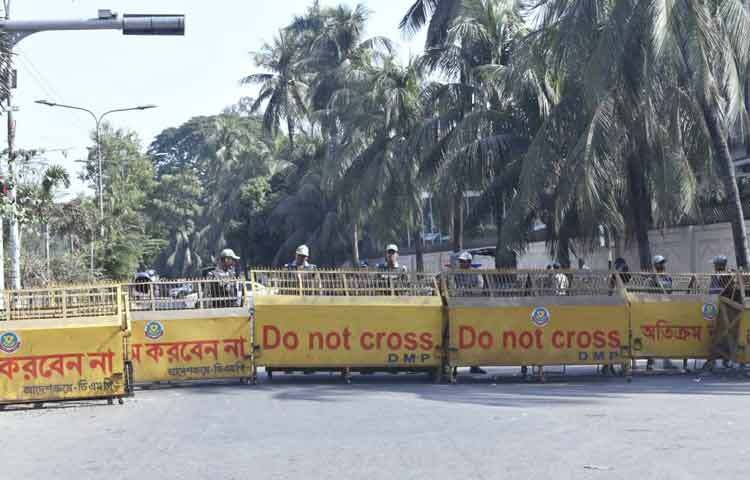 নিরাপত্তার চাদরে ঢাকা প্রধান উপদেষ্টার বাসভবন