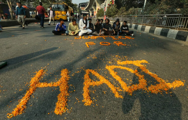 ওসমান হাদির ওপর হামলার প্রতিবাদে শাহবাগ অবরোধ