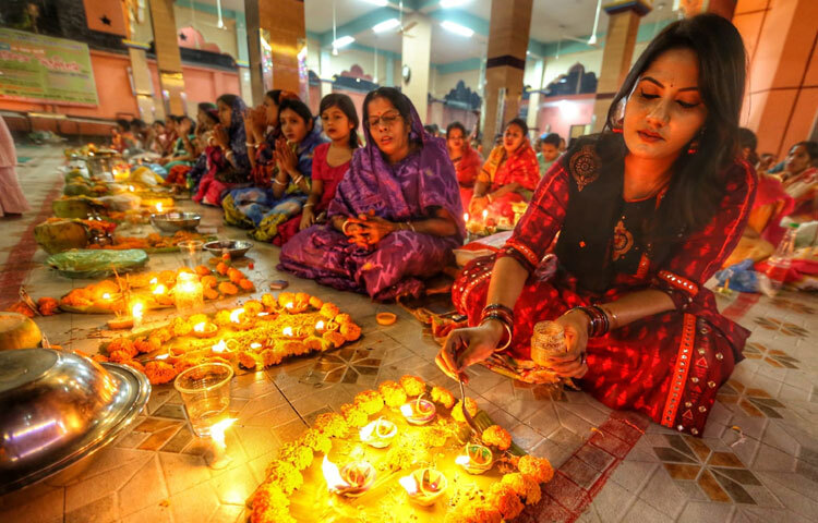 বিশ্বাসের আলোয় জ্বলে ওঠে মঙ্গল প্রার্থনার প্রদীপ