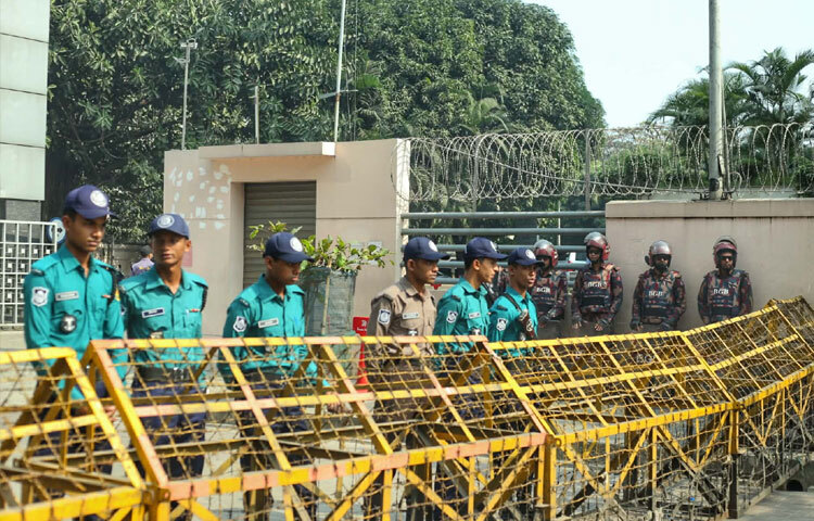 এভারকেয়ারে সতর্ক অবস্থানে আইনশৃঙ্খলা বাহিনী