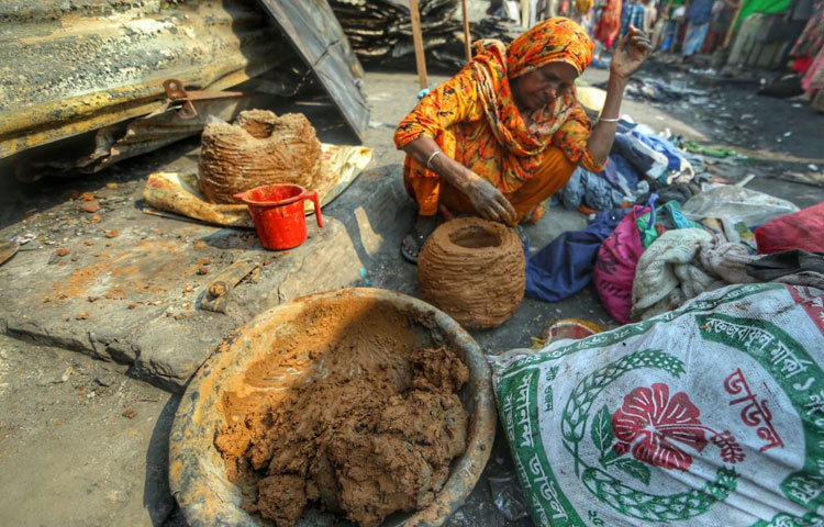 আগুনের ছাই পেরিয়ে বস্তিবাসীর জীবনের নতুন অধ্যায়