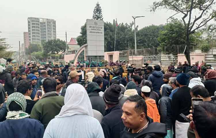 খালেদা জিয়ার মৃত্যুতে এভারকেয়ারের শোকাবহ দৃশ্য