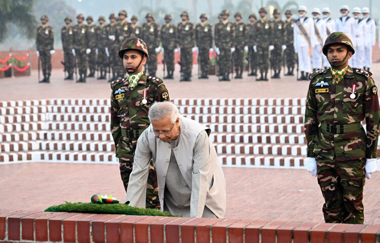 জাতীয় স্মৃতিসৌধে প্রধান উপদেষ্টা