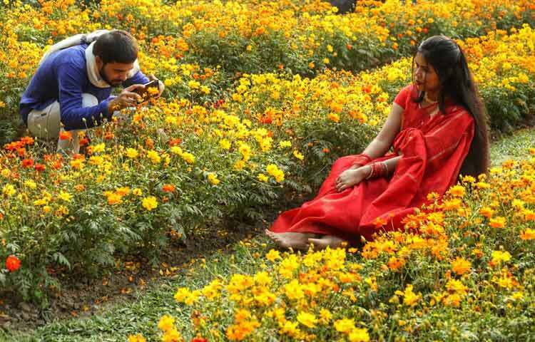 রমনা পার্কে রঙিন ফুল উৎসবের উচ্ছ্বাস