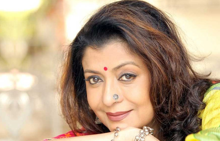 ক্যামেরার আলোয় আজও ঝলমল দেবশ্রী