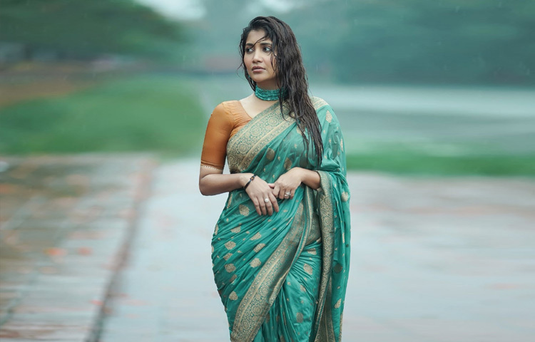 বর্ষায় চুলের যত্ন নিতে জানেন তো সঠিক নিয়ম?