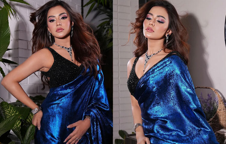 মখমলি শাড়িতে উষ্ণতা ছড়াচ্ছেন নুসরাত