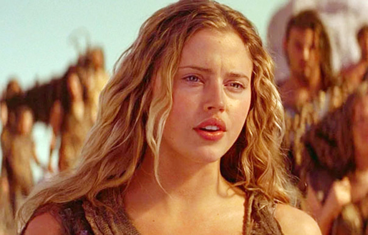 তিন পরিচয়ের এক নারী এস্টেলা ডন ওয়ারেন