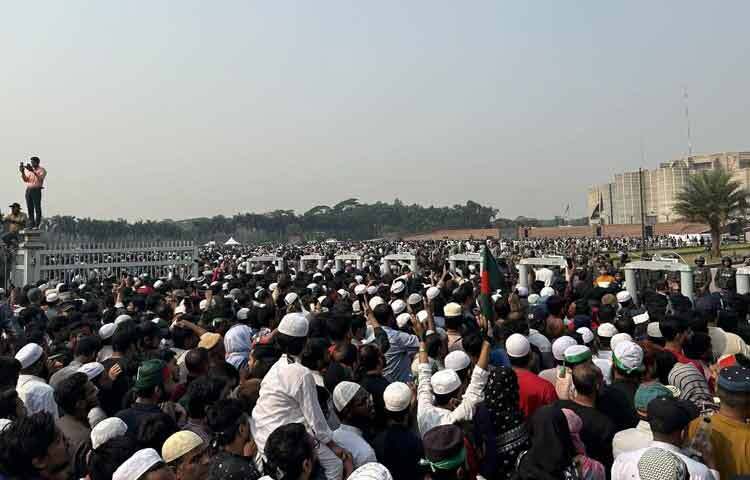 ওসমান হাদির শেষ যাত্রায় মিলিত জনতার ঢল