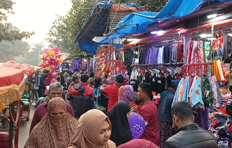 জমে উঠেছে দিনাজপুরে পুরাতন কাপড়ের বাজার