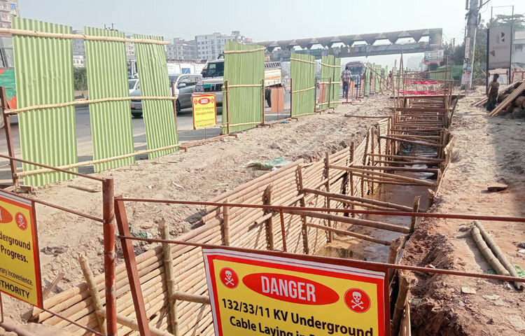 মহাসড়কের ৫ কিলোমিটার জুড়ে খোঁড়াখুঁড়ি