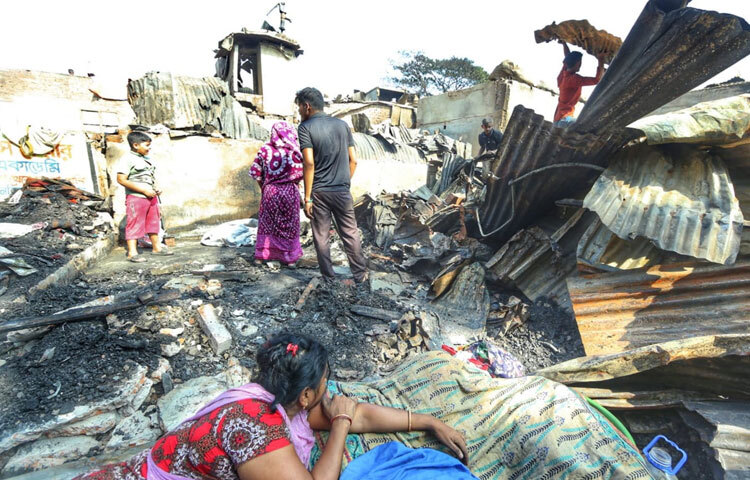 পোড়া ছাইয়ের ভেতর ঘুরে বেড়ানো আশা