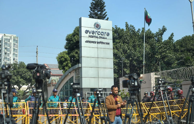 ভিড় কমায় স্বস্তি, নীরবে লড়ছেন খালেদা জিয়া