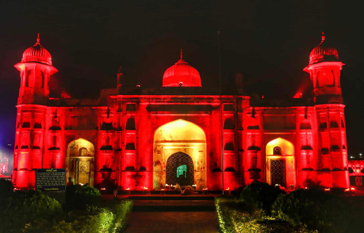 ধ্রুপদীর মায়ায় আলোকিত লালবাগ কেল্লা