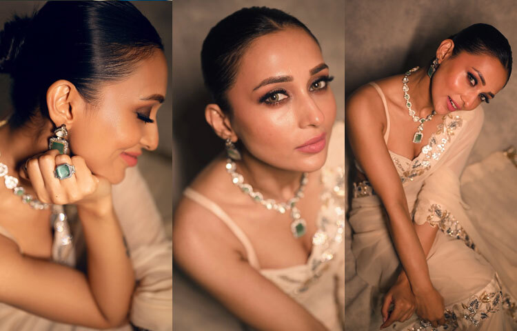 আইভরি শিফন শাড়িতে উষ্ণতা ছড়াচ্ছেন মিমি