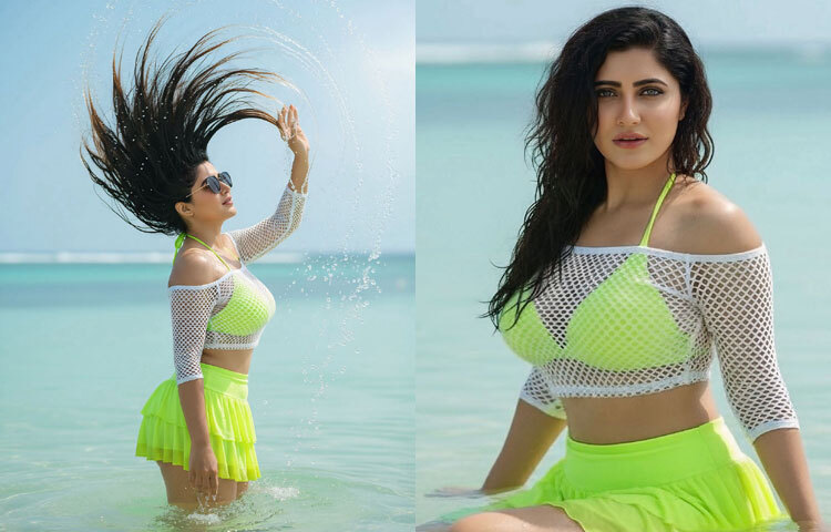 সাগর পাড়ে নায়লা নাঈমের নিয়ন ঝলক
