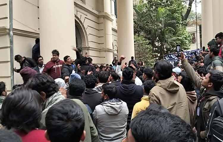 জকসু ও হল সংসদ নির্বাচন স্থগিতের প্রতিবাদ