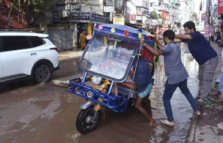 নন্দীপাড়ার রাস্তায় ঝুঁকি আর জনদুর্ভোগ