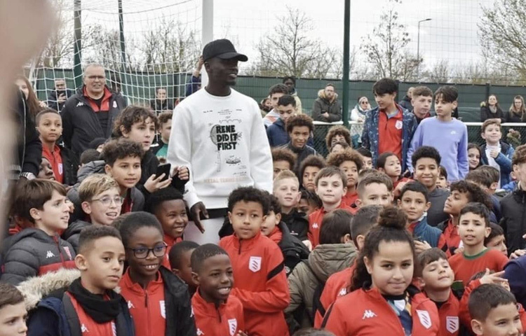 ফুটবলের বাইরে সেরা মানুষ সাদিও মানে