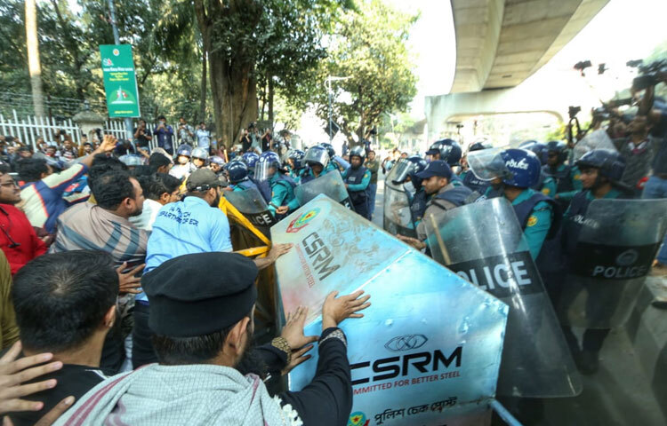 ওসমান হাদি ইস্যুতে উত্তাল সচিবালয় এলাকা