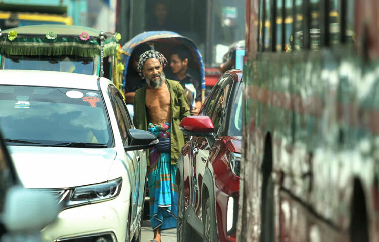 ভ্যাপসা গরমে ঢাকার রাস্তায় জীবনযুদ্ধ