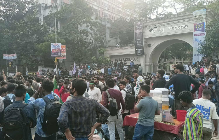 রাস্তায় নেমেছেন সাত কলেজের শিক্ষার্থীরা