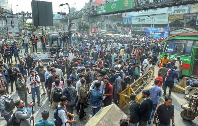 আন্দোলনে শিক্ষার্থীরা, ভোগান্তিতে জনসাধারণ