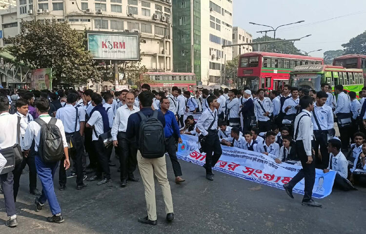 দাবি আদায়ে শাহবাগে ৫ কলেজের শিক্ষার্থীরা