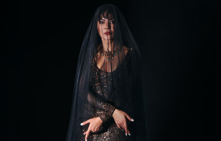 বিয়ে-স্বামী ছাড়াই মা হওয়ার সাহস দেখিয়েছিলেন এই ডিভা