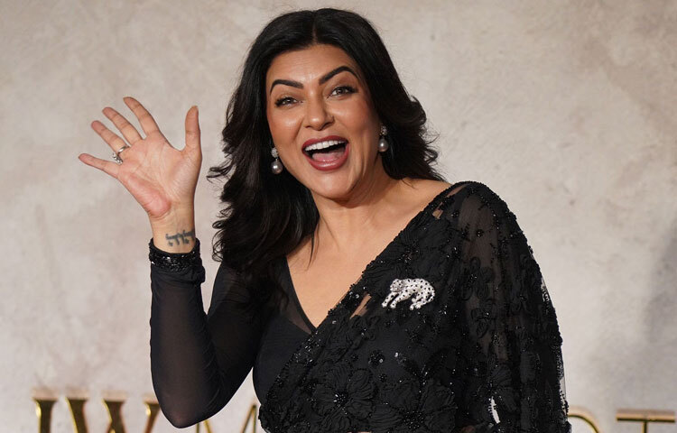 পঞ্চাশেও দীপ্তিমান সুস্মিতা