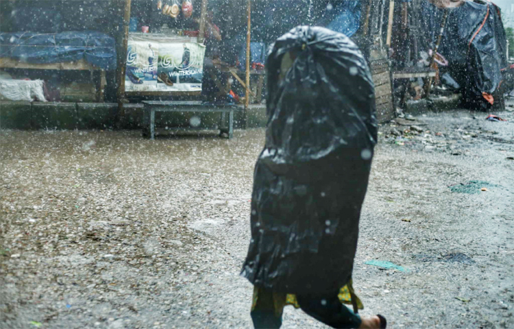 বৃষ্টিতে চরম ভোগান্তি শ্রমজীবীদের