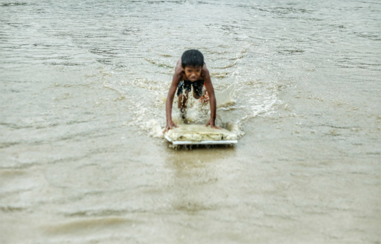 আনন্দের জোয়ারে ভাসছে শিশুরা