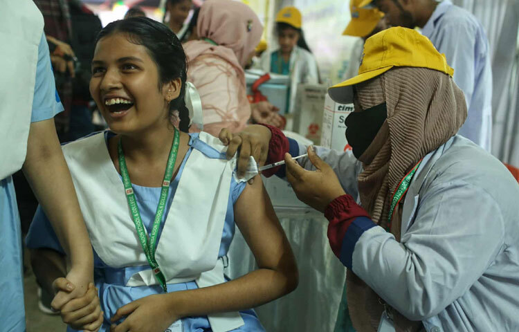 ছবিতে ভিকারুননিসার টাইফয়েড টিকাদান ক্যাম্পেইন