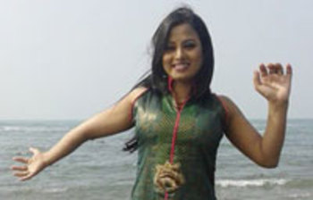 সমুদ্র সৈকতে পুষ্পিতার মাস্তি