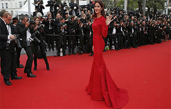 লাল পোশাকে কান মাতালেন ক্যাটরিনা