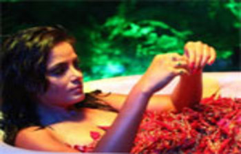 বাথটাবে বলিউড সুন্দরীরা