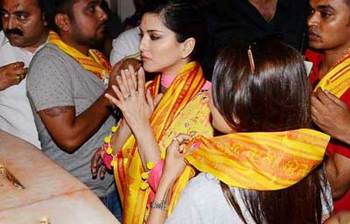 মন্দিরে সানি লিওন